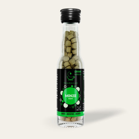 Close-up of Minze TEABALLS in a glass with ice and mint leaves